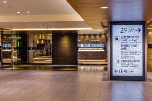 um lobby com uma placa no meio de um edifício em Miyako City Kintetsu Kyoto Station em Quioto