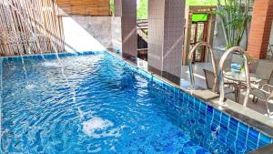 - une piscine avec une fontaine dans un bâtiment dans l'établissement Fiscus Villa 3 bedrooms with private pool., à Pattaya (sud)