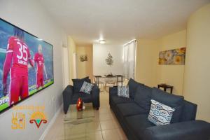 ein Wohnzimmer mit 2 Sofas und einem TV in der Unterkunft Villa Del Sol in Ixmiquilpan