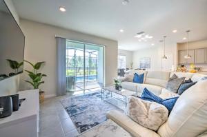 sala de estar con sofá blanco y almohadas azules en NEW! Luxury Solterra Resort Home, Disney World Family Retreat Vacation, en Davenport