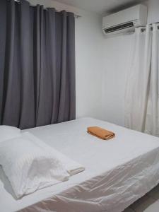 מיטה או מיטות בחדר ב-Sir Jes Family vacation home filled with local hospitality