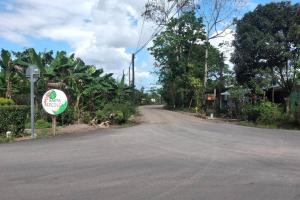 un camino vacío con un cartel en el costado. en Kri's house en Fortuna