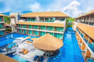 una vista aérea de un hotel con piscina en Ananya Lipe Resort en Ko Lipe