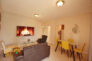 ein Wohnzimmer mit einem Sofa und einem Tisch in der Unterkunft Villa Del Sol in Ixmiquilpan