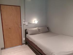 BED STATION Hostel Khaosan客房内的一张或多张床位