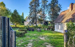 una puerta a un patio con una casa en Cozy Home In Normanville With Kitchen, en Normanville