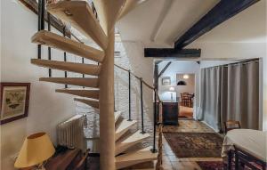 escalera de caracol en una habitación con dormitorio en Cozy Home In Normanville With Kitchen, en Normanville