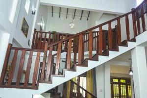 una escalera en una casa con barandillas de madera en Villa 382, en Galle