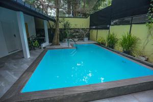 una gran piscina azul en un patio en Villa 382, en Galle
