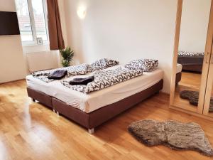 duże łóżko w pokoju z ainylinylinylinylinylinylinylinyl w obiekcie Floridsdorfer Apartment - Free Highspeed-Internet w Wiedniu