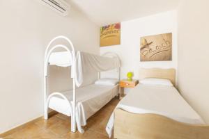 1 dormitorio con 2 literas y escalera en Lido Marini Apartments - Happy Rentals, en Salve