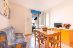 sala de estar con mesa y cocina en Lido Marini Apartments - Happy Rentals, en Salve