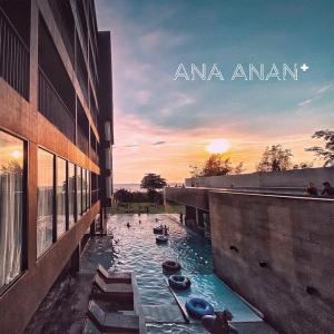 中天的住宿－Ana Anan Resort & Villas Pattaya，水池里放着一群小船