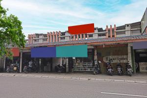 a store with motorcycles parked in front of it at SPOT ON 92421 City Kost Syariah in Pangkalpinang