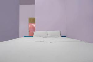 Ένα ή περισσότερα κρεβάτια σε δωμάτιο στο SPOT ON 92421 City Kost Syariah