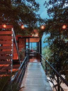 een houten loopbrug naar een huis met uitzicht bij Style Paidoi Resort in Ban Pa Yang (3)