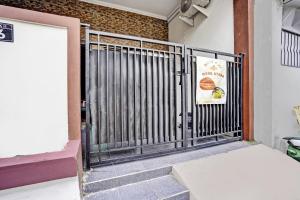 a metal gate in front of a building at OYO 92435 Sunlo Cozy Home Family Homestay Syariah in Surabaya