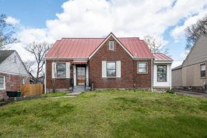 een stenen huis met een rood dak bij Hillsboro Village Hideaway in Nashville