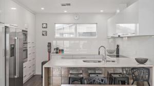 Η κουζίνα ή μικρή κουζίνα στο Birubi Beach House Anna Bay Beachfront