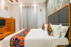 Postel nebo postele na pokoji v ubytování FabHotel Prime Royal Maple