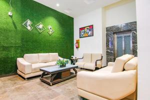 Posezení v ubytování FabHotel Prime Royal Maple
