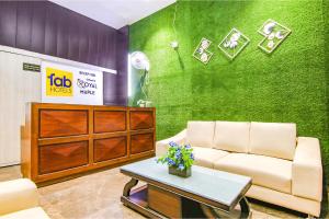 Posezení v ubytování FabHotel Prime Royal Maple