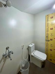 Vannituba majutusasutuses Rahees Bi Roambay - Backpacker Hostel