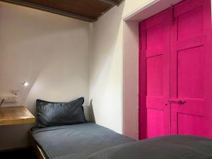Voodi või voodid majutusasutuse Rahees Bi Roambay - Backpacker Hostel toas