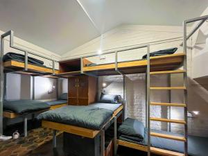 Voodi või voodid majutusasutuse Rahees Bi Roambay - Backpacker Hostel toas