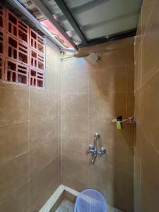 Vannituba majutusasutuses Rahees Bi Roambay - Backpacker Hostel