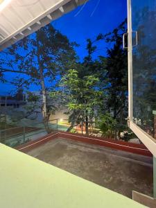 Aed väljaspool majutusasutust Rahees Bi Roambay - Backpacker Hostel