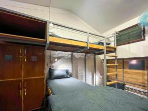 Voodi või voodid majutusasutuse Rahees Bi Roambay - Backpacker Hostel toas
