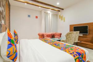 TV a/nebo společenská místnost v ubytování FabHotel Prime Royal Maple