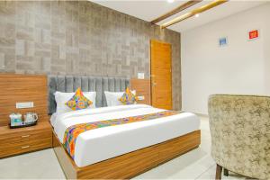 Postel nebo postele na pokoji v ubytování FabHotel Prime Royal Maple