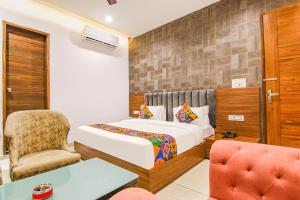 Postel nebo postele na pokoji v ubytování FabHotel Prime Royal Maple