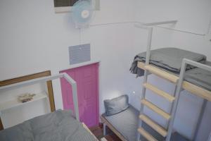 Voodi või voodid majutusasutuse Rahees Bi Roambay - Backpacker Hostel toas