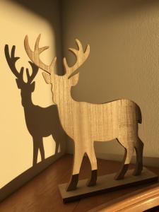 a wooden carving of a deer on a wall at Ferienwohnung "Wia Dahoam" 