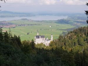 un château au sommet d'une colline avec une masse d'eau dans l'établissement Ferienwohnung "Wia Dahoam", 