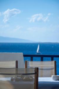 una mesa y sillas con vistas al océano en Perdika Sea Soul en Perdika