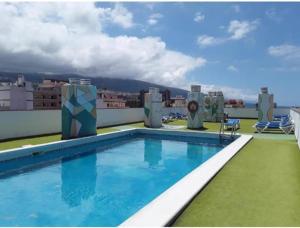 a swimming pool on the roof of a building at Toplage. Blick. Sauber. Günstig. Pool. Gepflegt in Puerto de la Cruz