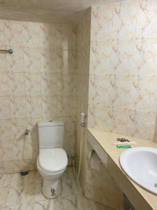 La salle de bains est pourvue de toilettes et d'un lavabo. dans l'établissement Hotel River View, à Sylhet