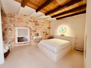 Postel nebo postele na pokoji v ubytování Hydria Guest House Art Gallery Dimora d artista con terrazza e vasca idromassaggio nel cuore del borgo antico Artists Home with terrace and jacuzzi in the heart of the old town