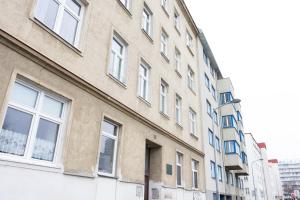 un bâtiment avec de nombreuses fenêtres sur son côté dans l'établissement DS Apartment 5, à Vienne