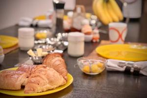 un tavolo con un piatto di pane e croissant di La Demeure de Saint Fiacre a Saint-Fiacre-sur-Maine