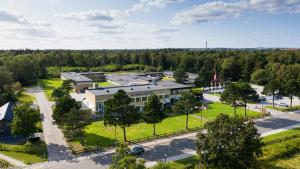 - une vue aérienne sur un bâtiment avec un parc dans l'établissement Hotel/ Apartments Marina, à Grenå