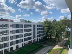um edifício de apartamentos com um parque em frente em Black&White Bukowska18 B Apartment with Balcony and Garage em Poznań