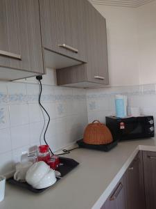 eine Küche mit einer Theke mit einem Toaster und einer Mikrowelle in der Unterkunft Butterworth Seaside view Family spacious in Butterworth
