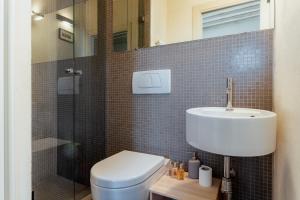 ein Bad mit einem WC, einem Waschbecken und einer Dusche in der Unterkunft Guest House Bianca in Lucca