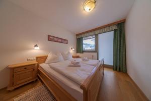 sypialnia z dużym łóżkiem i oknem w obiekcie Appartement-Edelweiss w mieście Altenmarkt im Pongau