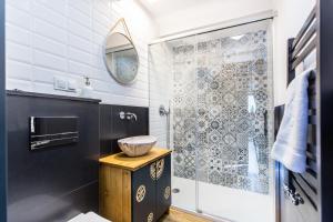 W łazience znajduje się umywalka i prysznic. w obiekcie Turbacz- Apartament na Leśnej 10 w Bukowinie Tatrzańskiej
